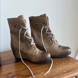 Sorel Women's Tan Lace-Up Boots